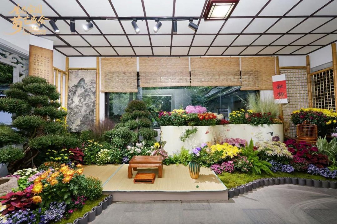 LinpingStyle's tweet image. The #chrysanthemum exhibition at Hangzhou Botanical Garden is in full swing. Among them, the &quot;Poetic #Linping&quot; #garden integrates chrysanthemum landscaping with urban symbols, creating multiple popular photo spots and earning the gold award for plant display.
