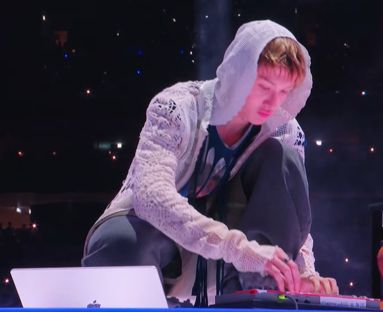 CerysCortis's tweet image. OUR LEADER MARTIN LIT UP THE MAMA STAGE WITH HIS LIVE MUSIC THE WAY HE OWNS THE STAGE IS INSANE. HE’S CREATING MAGIC IN REAL TIME. THE WAY ALL LIGHTSTICKS CONTROL BY MARTIN MAKING BEATS😭 
THE VIBE IS MARTIN. 

#MAMA2025 #CORTIS #코르티스