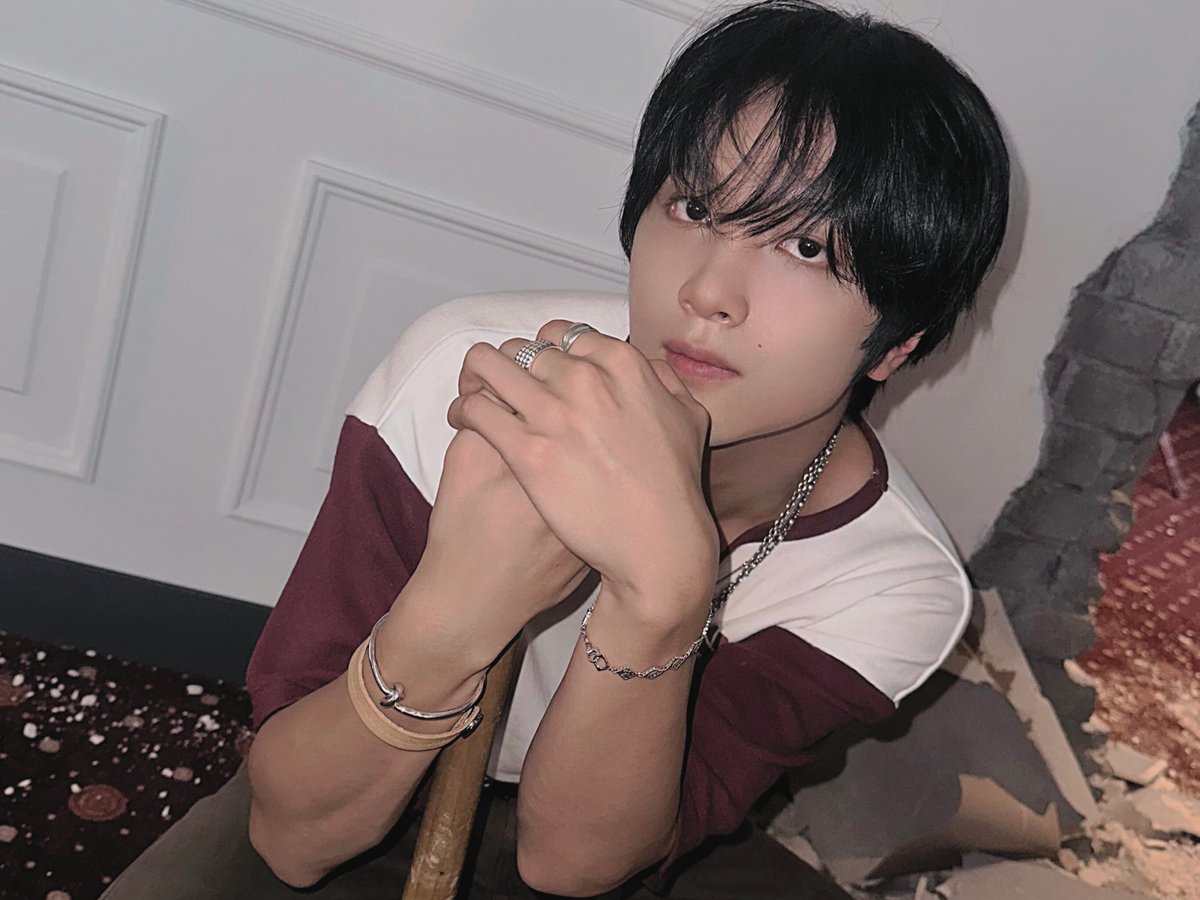 haecohan's tweet image. 𝟣𝟣:𝟣𝟣 ⋆  peachfuzz daydreamer,  (🍒… ) soft as dusk light, i perch quietly like a little moonbeam resting on earth. with wooden magic in my hands, i sweep tiny dreams into corners and dust off pieces of tomorrow.