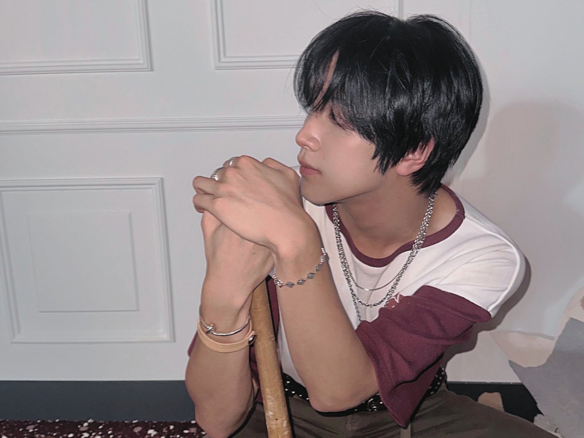 haecohan's tweet image. 𝟣𝟣:𝟣𝟣 ⋆  peachfuzz daydreamer,  (🍒… ) soft as dusk light, i perch quietly like a little moonbeam resting on earth. with wooden magic in my hands, i sweep tiny dreams into corners and dust off pieces of tomorrow.