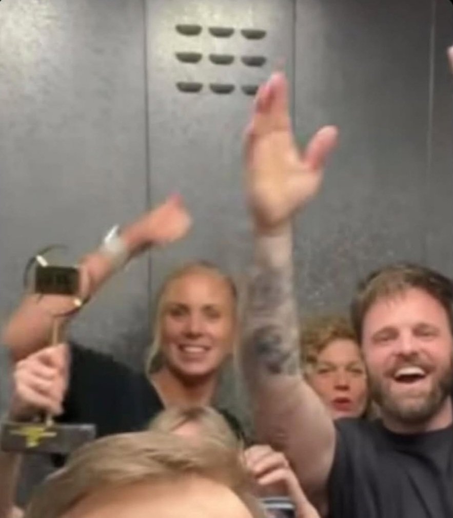 rensbrouwer24's tweet image. Als je luistert, je ziet hier gewoon Tim Hofman een nazigroet doen...
#BOOS