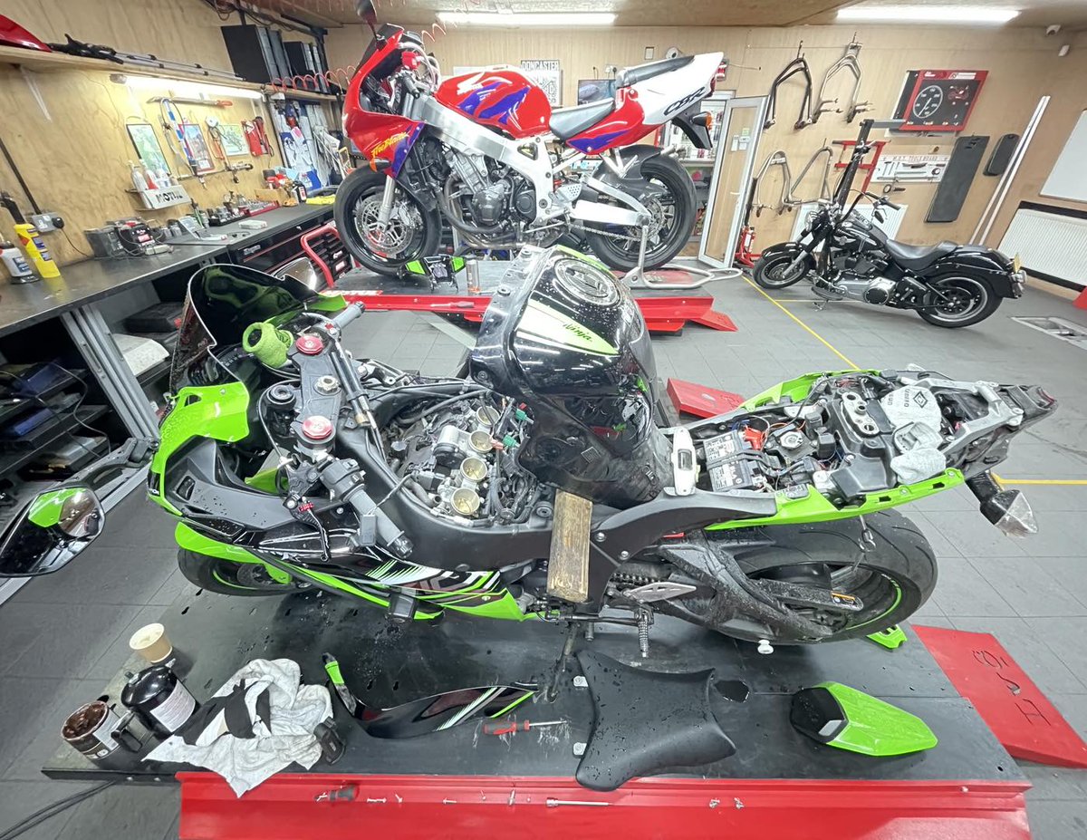 Don’t mind me, I’m just fitting a front brake light switch. 😳

#motorcycles #motorcycle #biker #bikers #drtepi #motorcyclemechanic #motorcycleworkshop #mechanic #doncasterisgreat #doncaster #motorcycleshop #diaryofamotorcyclemechanic