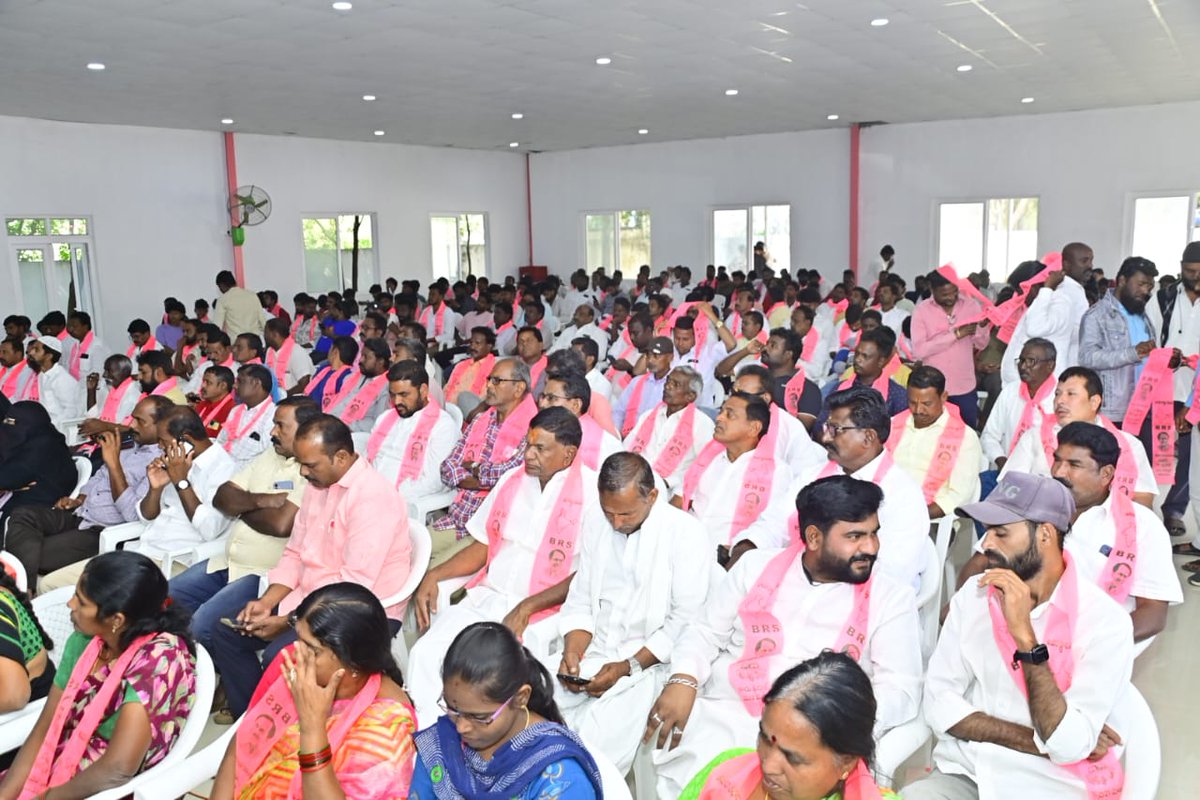 దీక్ష దివస్ సందర్భంగా నిజామాబాద్ BRS పార్టీ జిల్లా కార్యాలయం లో నిర్వహించిన కార్యక్రమంలో పాల్గొన్న నిజామాబాద్ అర్బన్ మాజీ ఎమ్మెల్యే గణేష్ బిగాల గారు...