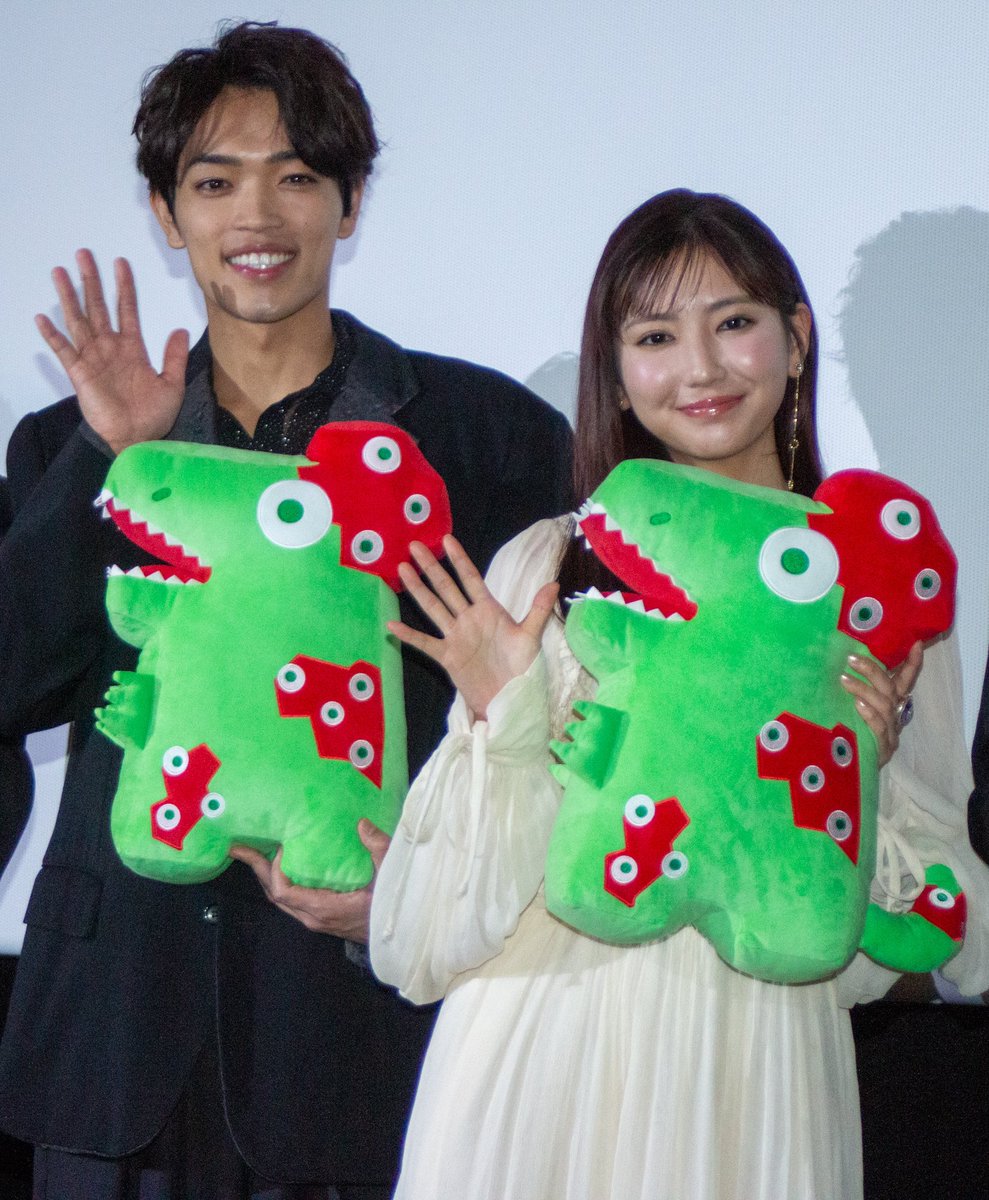 cinemalife_web's tweet photo. 『初恋芸人』先行プレミア試写会舞台挨拶

✨timelesz 原嘉孝「映画界を引っ張っていけるような役者になれるよう」

👤登壇者
原嘉孝、沢口愛華、佐藤アツヒロ、夏目大一朗監督

▶ https://t.co/p827olKtCq

#初恋芸人 https://t.co/rD0aVkK9EU