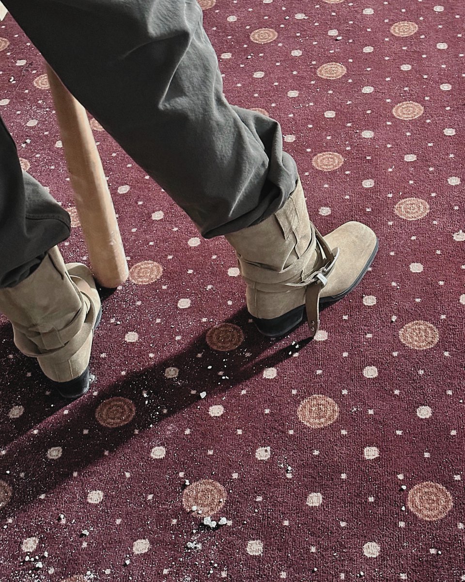 haecohan's tweet image. 𝟣𝟣:𝟣𝟣 ⋆  peachfuzz daydreamer,  (🍒… ) soft as dusk light, i perch quietly like a little moonbeam resting on earth. with wooden magic in my hands, i sweep tiny dreams into corners and dust off pieces of tomorrow.