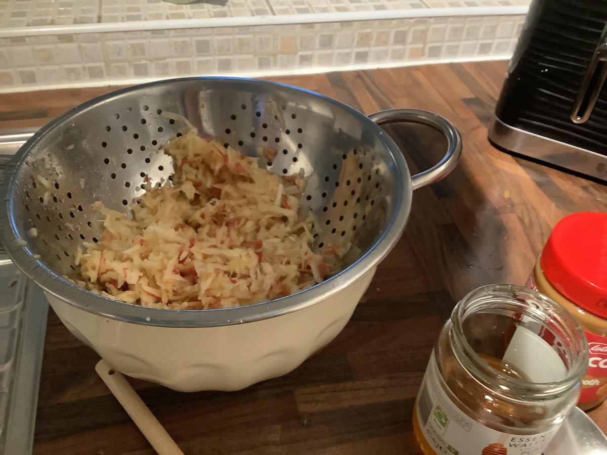 Art71Rachael's tweet image. Today’s culinary delight is a NO bake (healthy ish!) Apple, Date and Biscoff nutty breakfast bars … I’ll let you know tomorrow how they turn out… #healthyoptions #nobake