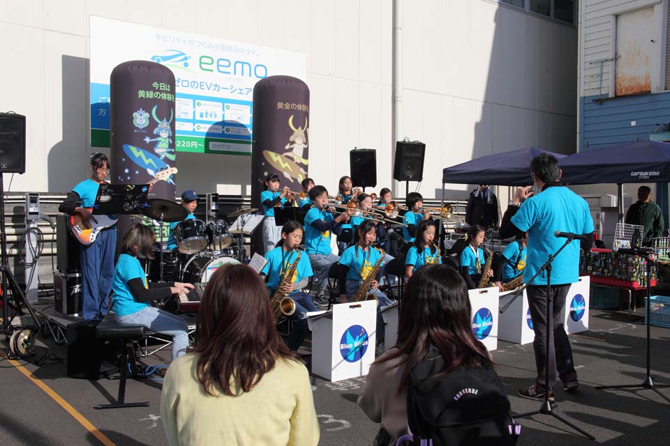 KaiseiJuniorEns's tweet image. ことぶき町マーケットに出演しました！

11月29日は、小学生バンドBlue Birdsが株式会社 古川（小田原市）で開催された「ことぶき町マーケット」に初出演し、テナー・ソロが冴える「レスター・リープス・イン」など4曲を堂々と演奏しました。