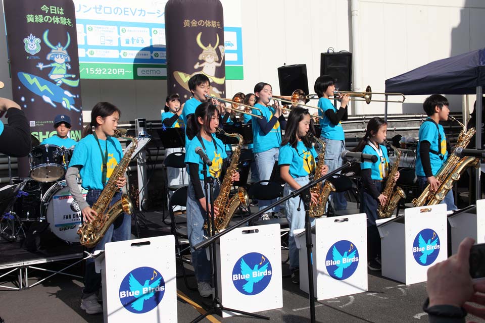 KaiseiJuniorEns's tweet image. ことぶき町マーケットに出演しました！

11月29日は、小学生バンドBlue Birdsが株式会社 古川（小田原市）で開催された「ことぶき町マーケット」に初出演し、テナー・ソロが冴える「レスター・リープス・イン」など4曲を堂々と演奏しました。