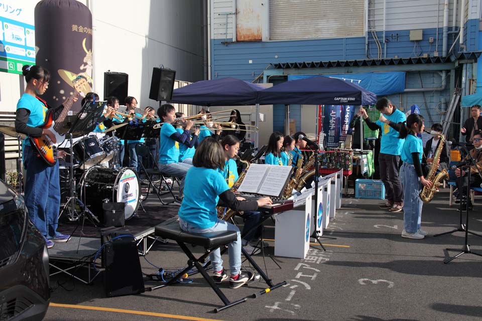 KaiseiJuniorEns's tweet image. ことぶき町マーケットに出演しました！

11月29日は、小学生バンドBlue Birdsが株式会社 古川（小田原市）で開催された「ことぶき町マーケット」に初出演し、テナー・ソロが冴える「レスター・リープス・イン」など4曲を堂々と演奏しました。