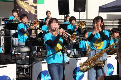 KaiseiJuniorEns's tweet image. ことぶき町マーケットに出演しました！

11月29日は、小学生バンドBlue Birdsが株式会社 古川（小田原市）で開催された「ことぶき町マーケット」に初出演し、テナー・ソロが冴える「レスター・リープス・イン」など4曲を堂々と演奏しました。