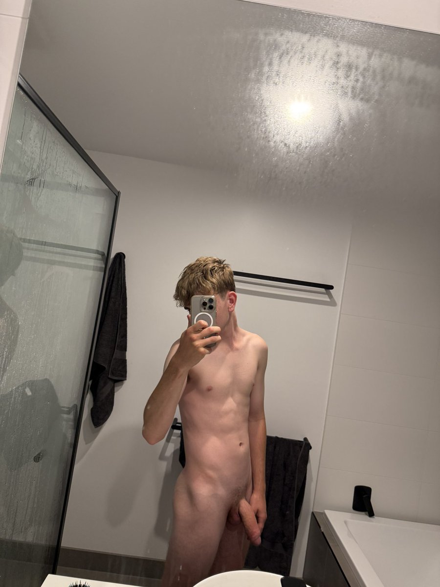 Aussie twink tweet media