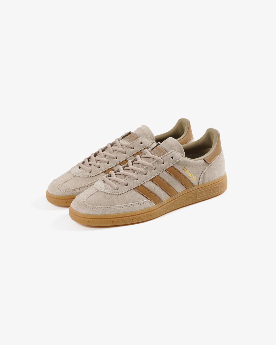 KicksLab_jp's tweet image. 【 New Arrivals l 新入荷 】adidas l “HANDBALL SPEZIAL” Wonder Beige/Cardboard/Gum l Available in Store and Online Store. #KICKSLAB #キックスラボ

商品ページはこちら▼
kickslab.com/products/ih976…