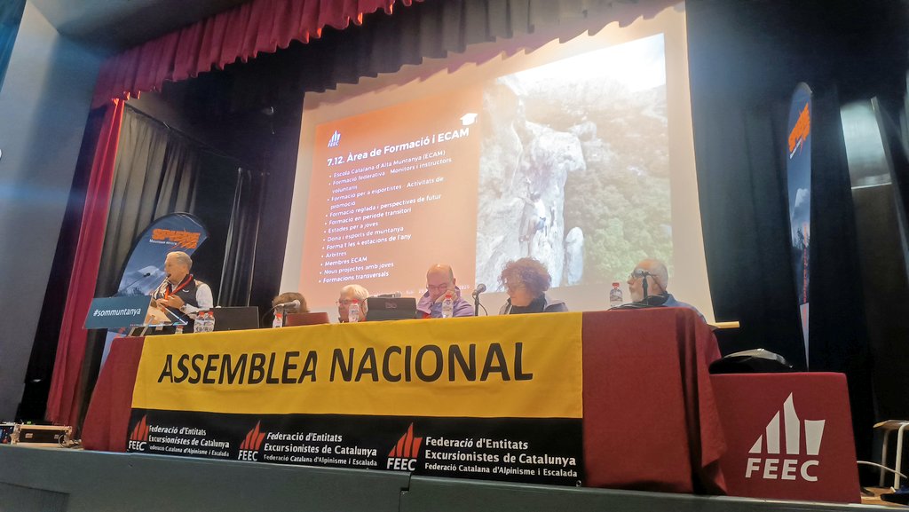 El Jordi Magriñà, president de l'ECAM, a l'Assemblea Extraordinària de <a href="/FEEC_cat/">FEEC</a> explicant els reptes i novetats de la nova temporada de l'Escola Catalana d'Alta Muntanya.
#ECAM #FEEC #AGFEEC