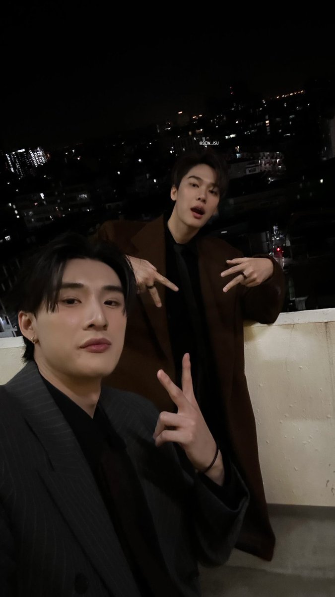 teevithe's tweet image. di tempat yang sama, oke jadi d-dew yang fotoin?😶