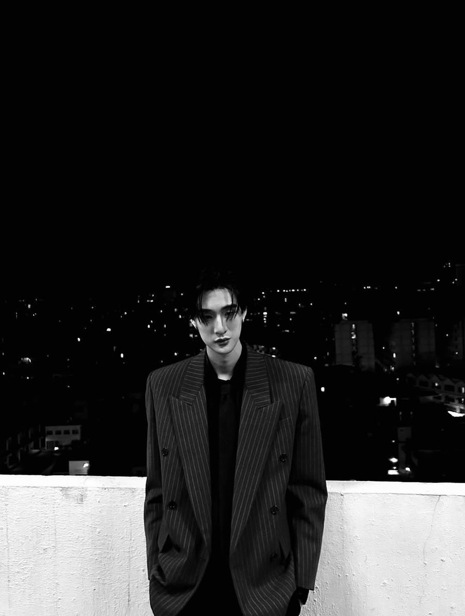 teevithe's tweet image. di tempat yang sama, oke jadi d-dew yang fotoin?😶