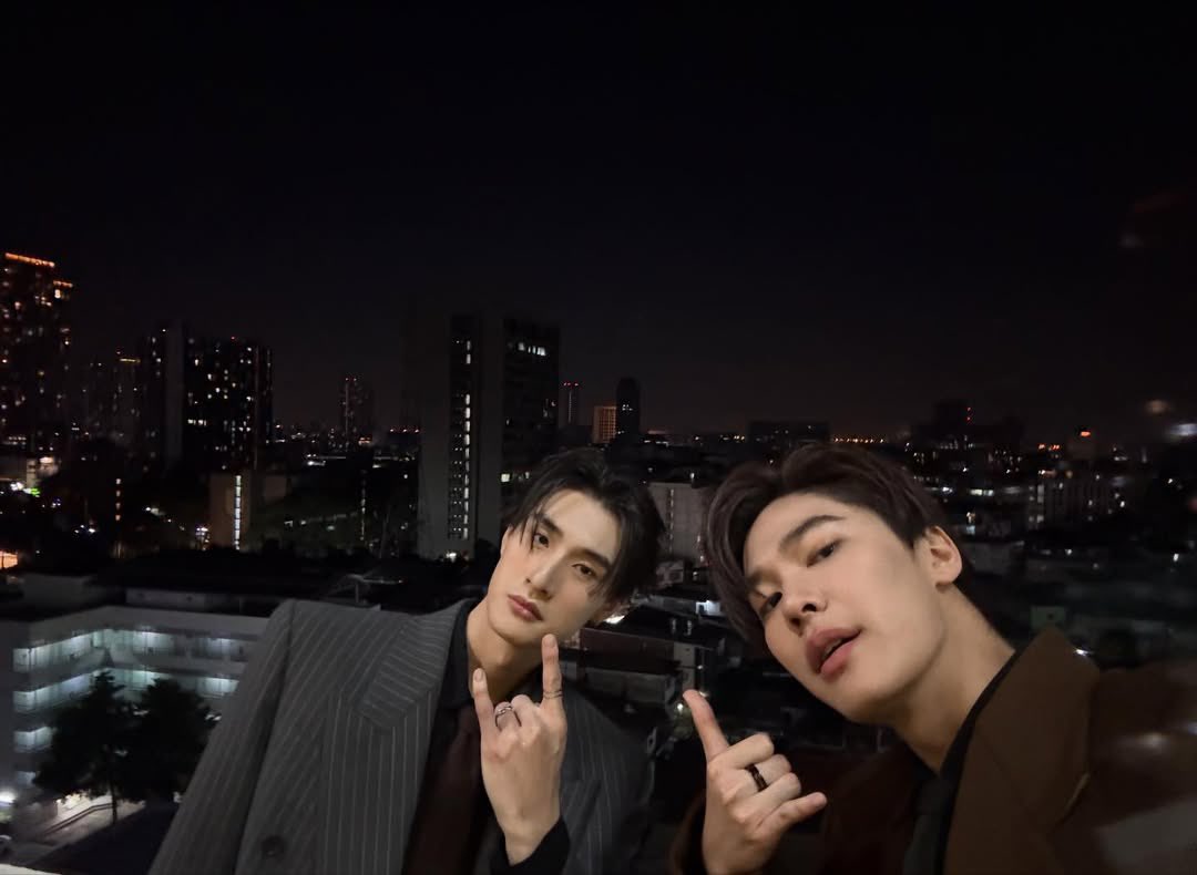 teevithe's tweet image. di tempat yang sama, oke jadi d-dew yang fotoin?😶