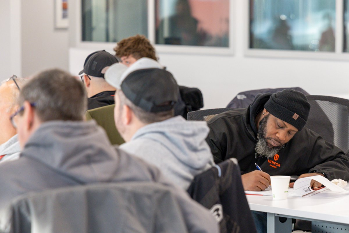 UniforTheUnion's tweet image. Members are deep into our Group Discussion – Setting Priorities, mapping out what’s needed to raise standards, strengthen coordination, and build real power across the warehousing and retail sector. #canlab #cdnpoli