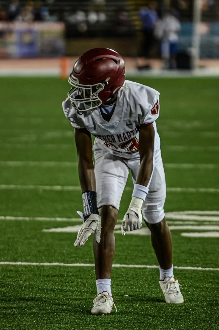 ontexasfootball's tweet image. BOOM BABY! The nation’s No. 1 WR, Easton Royal, has committed to #Texas.  🤘🤘🤘

The 2027 playmaker from New Orleans, La. (Brother Martin) was in attendance last night for the #Horns victory over the #Aggies.