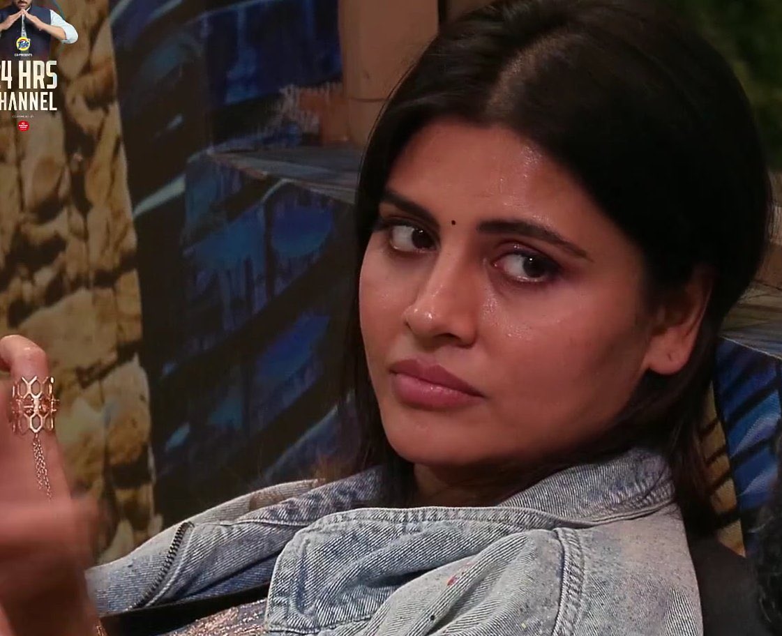 itsleobro18's tweet image. Housemates and their obsession for #MaltiChahar .
And they are back to bu!!ying her in group. #MaltiVerse #BiggBoss19