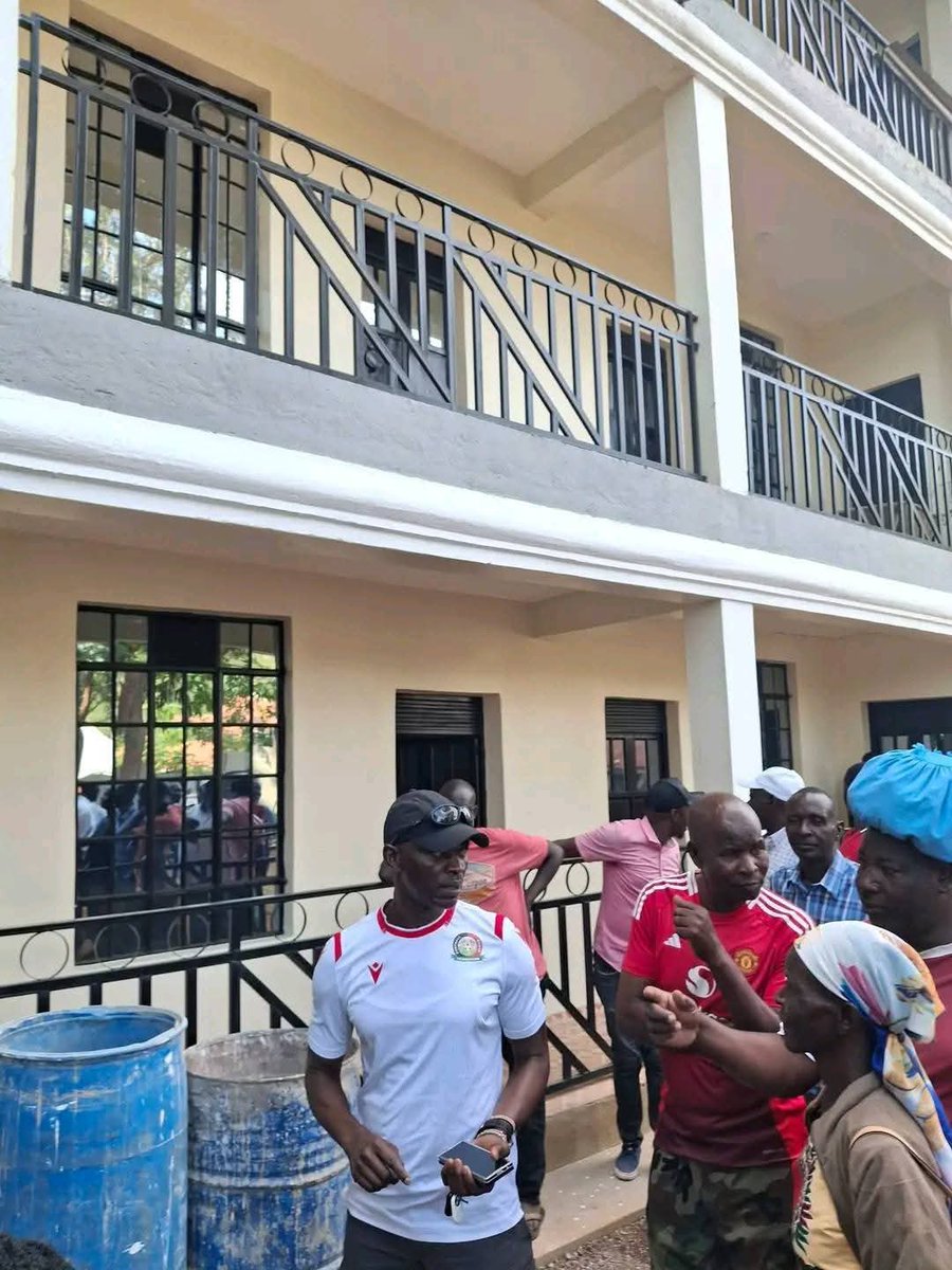 georgediano's tweet image. Maurice Ogeta, the devoted bodyguard of the Late Prime minister Raila Odinga, visited his former boss today. He brought his family to visit the gravesite of Raila Odinga, a man who not only shaped the nation but profoundly impacted Maurice’s own life. Afterwards, he led them to a…