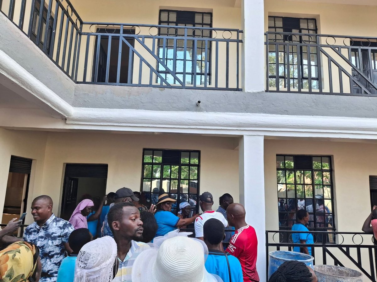 georgediano's tweet image. Maurice Ogeta, the devoted bodyguard of the Late Prime minister Raila Odinga, visited his former boss today. He brought his family to visit the gravesite of Raila Odinga, a man who not only shaped the nation but profoundly impacted Maurice’s own life. Afterwards, he led them to a…