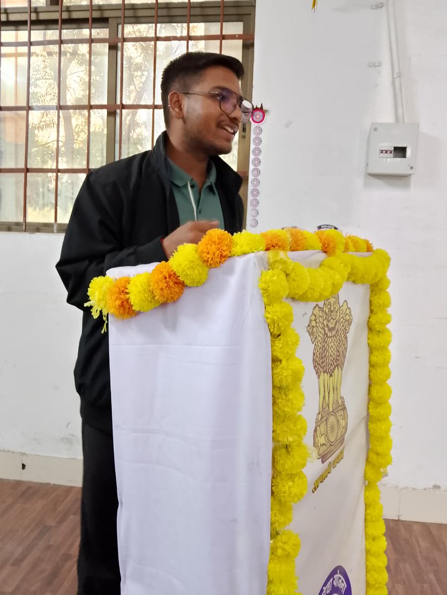 जय हिंद 🇮🇳
शासकीय अभियांत्रिकी महाविद्यालय, रायपुर की रा.से.यो इकाई द्वारा दिनांक 26नवंबर2025 बुधवार को #Constitution_Day"के अवसर पर महाविद्यालय में शपथ ग्रहण समारोह तथा समूह संवाद का आयोजन किया गया जिसमें सभी कर्मचारियों तथा छात्रा ने भाग लिया तथा संविधान की आत्मा को आदर्श माना।