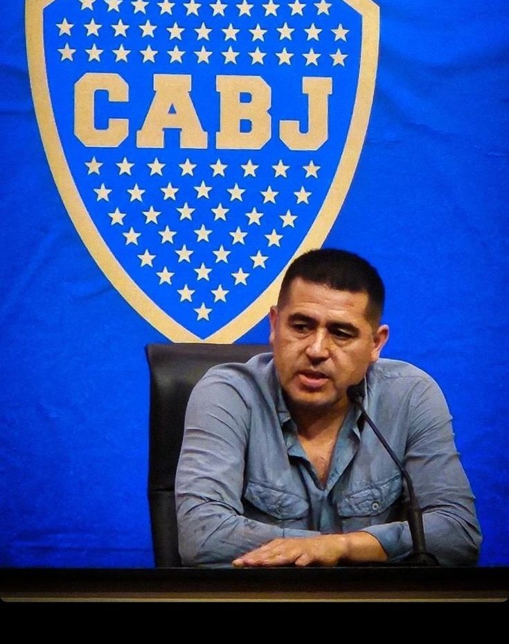 mauridiosmacri's tweet image. Es totalmente falso que el hincha de Boca está unido o que se terminó la grieta. La grieta existe, y no es culpa de Mauridios Macri, ni de Anello, ni de La Macrineta ni de Tony Serpa. La culpa la tiene JRR, que fué el que hizo enfrentar a los hinchas. Y ahora quieren arreglar…