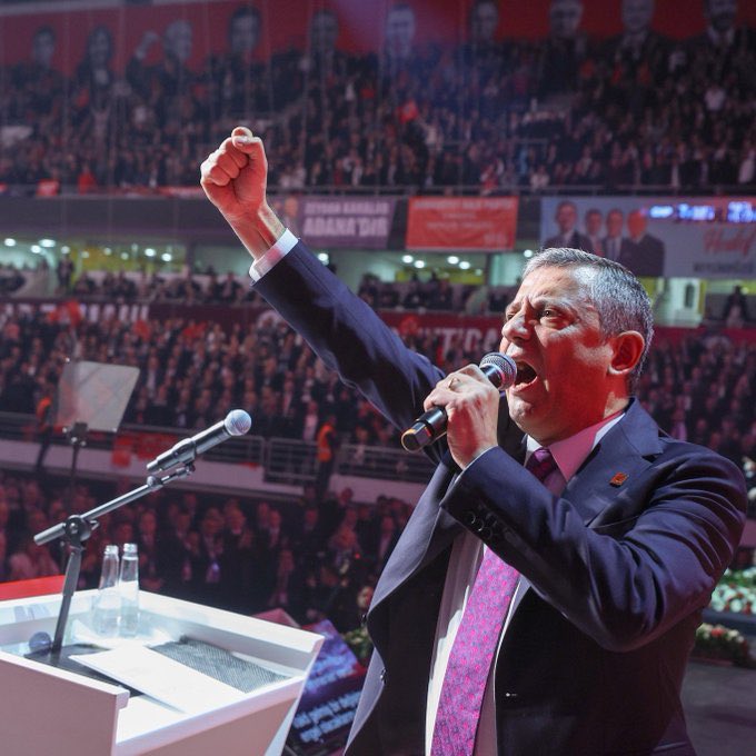 Özgür Özel, 1333 geçerli oyun hepsini alarak yeniden CHP Genel Başkanı seçildi.