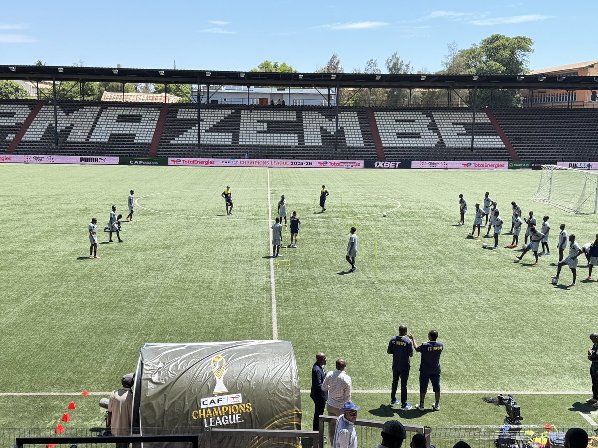 MickyJnr__'s tweet image. ⚽️ St Eloi Lupopo are ready. 🇨🇩

The Congolese giants are set for their opening game in the CAF Champions League group stage tomorrow. 🔥

They wrapped up their final training session at the TP Mazembe Stadium today, putting the finishing touches on preparations. 💪🏾

Fans are…