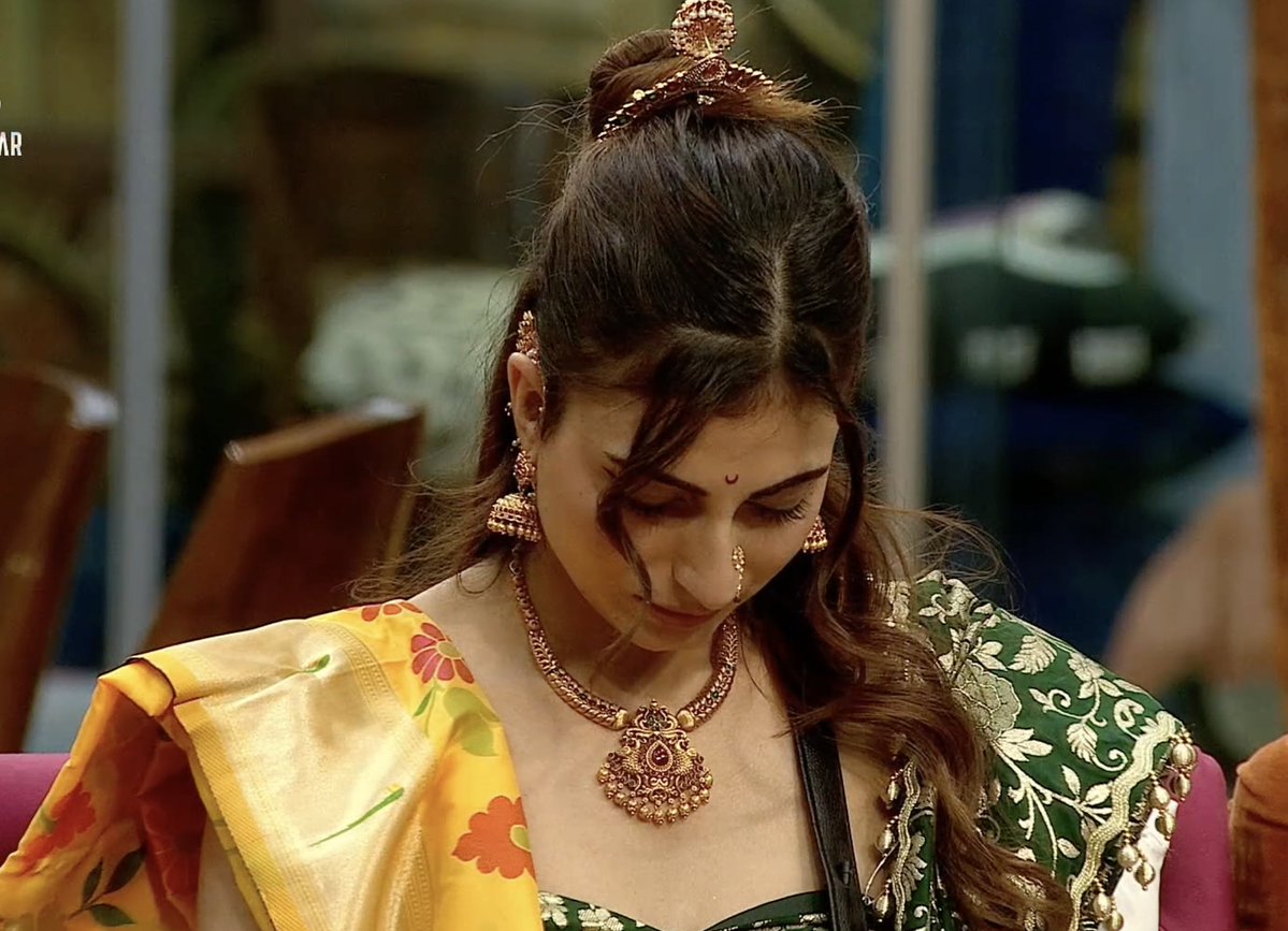 weekndseditionn's tweet image. basically she got dragged for laughing. sharm karlo makers hadd hai😭😭

#farrhanabhatt • #biggboss19