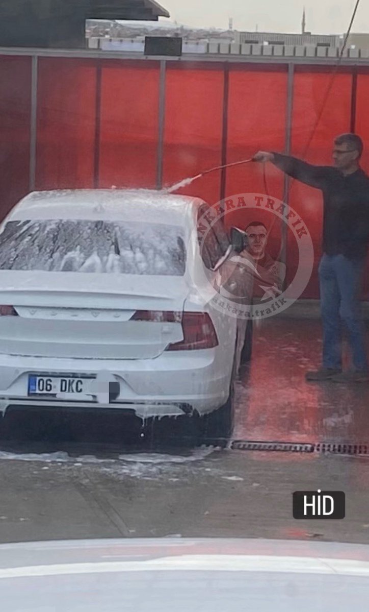 ankara_cevirme's tweet image. Milli Atıcımız Gururumuz Yusuf Dikeç Gölbaş’ında aracını yıkarken görüntülendi. 🇹🇷 @yusufdikec