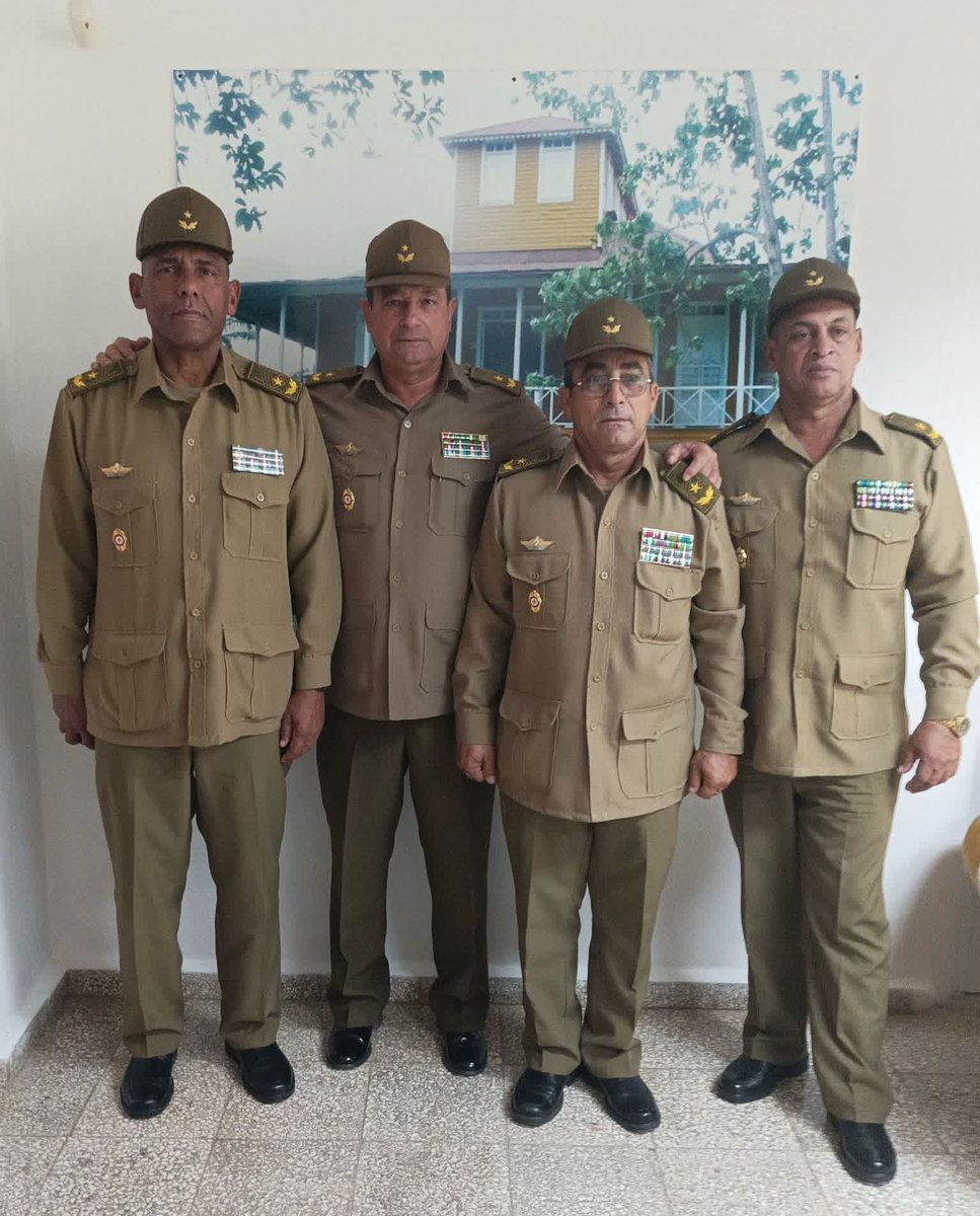🇨🇺 #FARCuba felicita a los jefe de las Regiones Militares de Las Tunas, Granma y Santiago de Cuba.
Oficiales que por sus resultados en el cumplimiento las misiones asignadas y su elevada preparación, fueron ascendidos al grado de general de brigada.