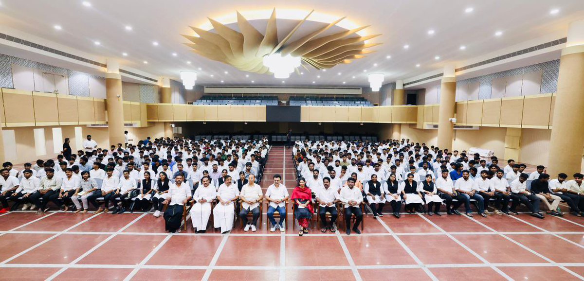 KanimozhiDMK's tweet image. நம் கழக மாணவரணி சார்பில் பல்வேறு கல்லூரிகளில் அமைக்கப்பட்டுள்ள ‘தமிழ் மன்ற’ங்களின் மூலம் தங்களை கழகத்தில் புதிதாக இணைத்துக்கொண்ட 400க்கும் மேற்பட்ட இளைஞர்கள்,  இன்று கழகத் தலைவர் - முதல்வர் திரு. @mkstalin அவர்களைச் சந்தித்து வாழ்த்துப்பெற்றனர்.