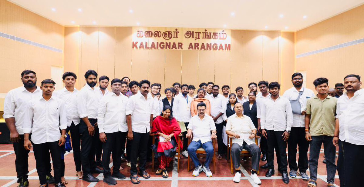 KanimozhiDMK's tweet image. நம் கழக மாணவரணி சார்பில் பல்வேறு கல்லூரிகளில் அமைக்கப்பட்டுள்ள ‘தமிழ் மன்ற’ங்களின் மூலம் தங்களை கழகத்தில் புதிதாக இணைத்துக்கொண்ட 400க்கும் மேற்பட்ட இளைஞர்கள்,  இன்று கழகத் தலைவர் - முதல்வர் திரு. @mkstalin அவர்களைச் சந்தித்து வாழ்த்துப்பெற்றனர்.