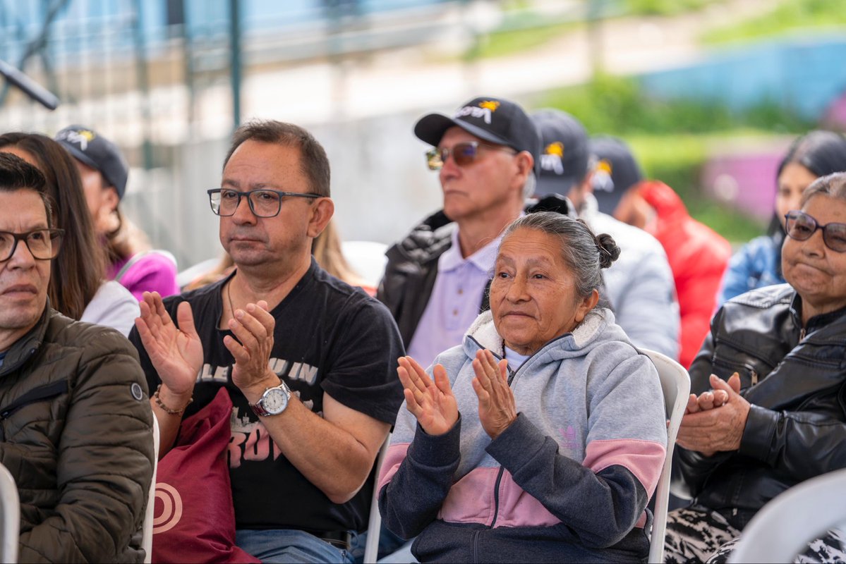 CVPBogota's tweet image. Y agradeció a la @CVPBogota por su labor en los barrios y en vivienda, y explicó la meta de intervenir 20 polígonos: zonas que han tenido retos de seguridad, manejo de residuos, vulnerabilidad o espacio público. En cada uno, Hábitat y la CVP trabajamos juntos por @Bogota. 🌆🤝