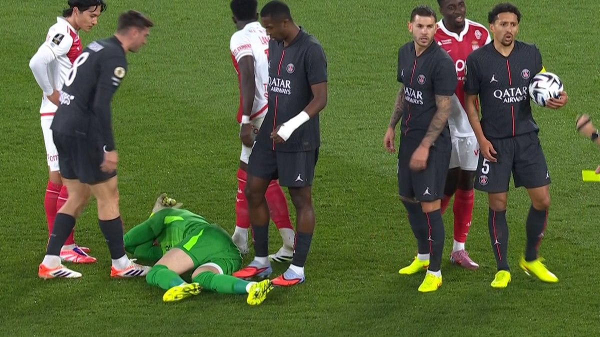 RMCsport's tweet image. OHHHH l&apos;attentat énorme de Camara sur Chevalier ! 
Pour l&apos;instant, le Monégasque a pris jaune, mais nul doute qu&apos;il prendra un carton rouge après ce tacle dangereux sur la cheville du portier français.
rmcsport.bfmtv.com/football/ligue…