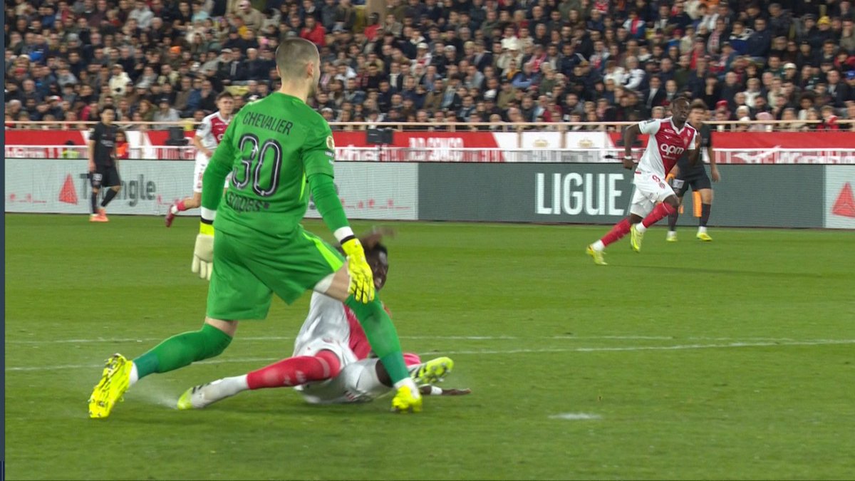 RMCsport's tweet image. OHHHH l&apos;attentat énorme de Camara sur Chevalier ! 
Pour l&apos;instant, le Monégasque a pris jaune, mais nul doute qu&apos;il prendra un carton rouge après ce tacle dangereux sur la cheville du portier français.
rmcsport.bfmtv.com/football/ligue…