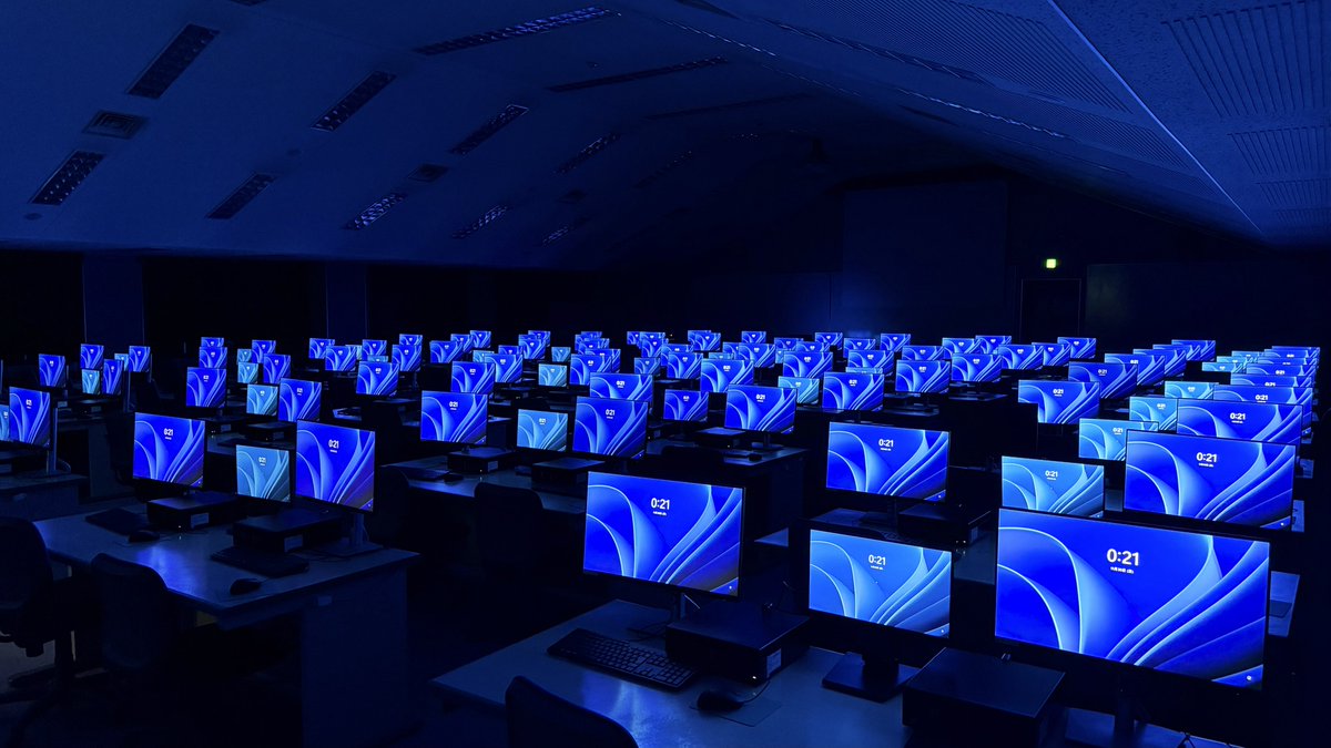 tel137_ITF's tweet image. 計算機室で課題してたら突然全部のPCが起動してイルミネーションみたいになった