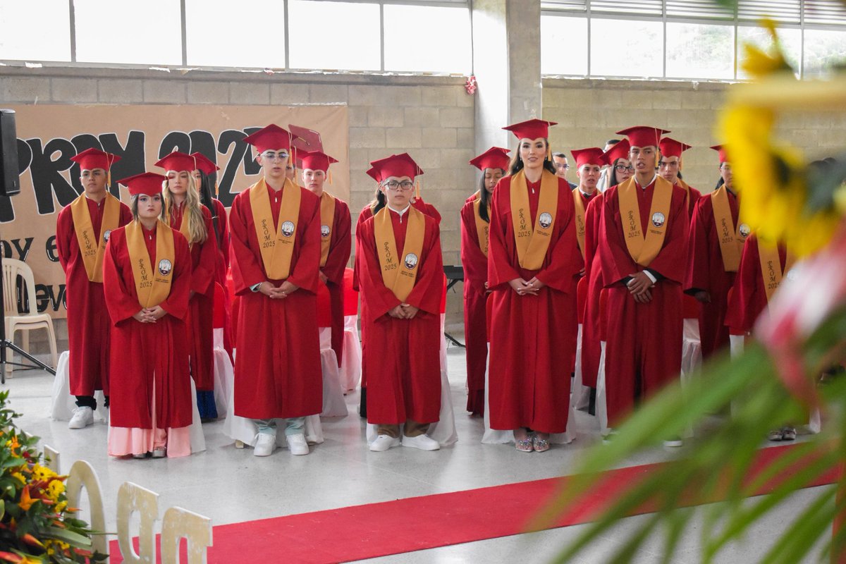 Estamos acompañando a nuestros jóvenes en su graduación. Un día muy feliz y emotivo para los estudiantes y sus familias. ¡Gran Logro! ¡Felicitaciones a los graduandos de la I.E. Ana Gómez de Sierra!