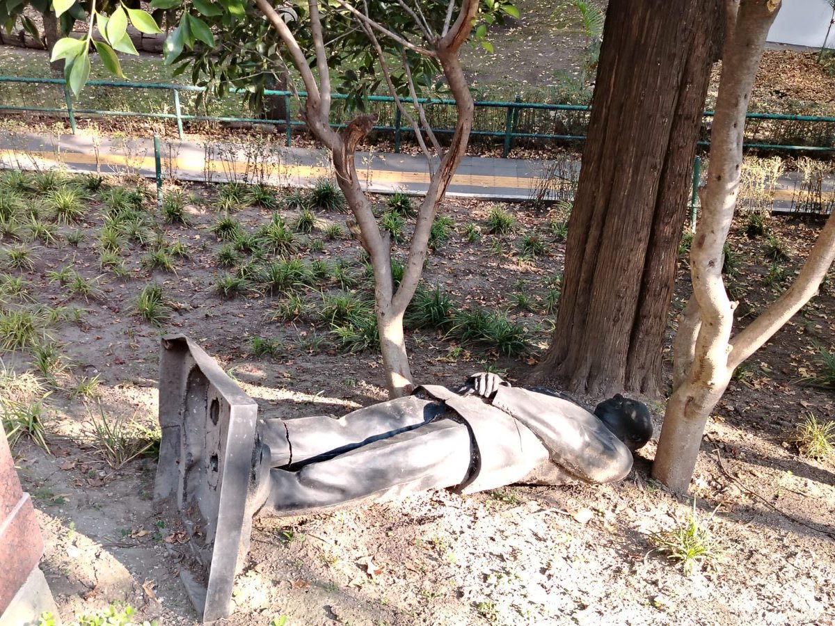 ¿Quién vota por fundirlo para hacer los bustos de los Flores Magón?