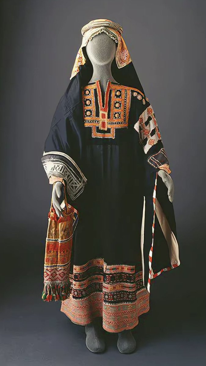 immarui's tweet photo. 2) تراث نساء بني سليم ثوب"النفيحي،النفيعي"
ثوب أسود يطرزبالنقوش ذات اللون الأحمر يتميز بأكمامه الواسعةمثلثةالشكل تسمى "المحاريد"
غطاءالرأس يغطى بالفرده والقناع وتكون الفرده
باللون الأحمر اوالأسود اماالقناع يكون أسود، واعلى الراس يوضع العقال
التراث اندثر والتصاميم الحالية ماتشبهه https://t.co/apnwOxLunG