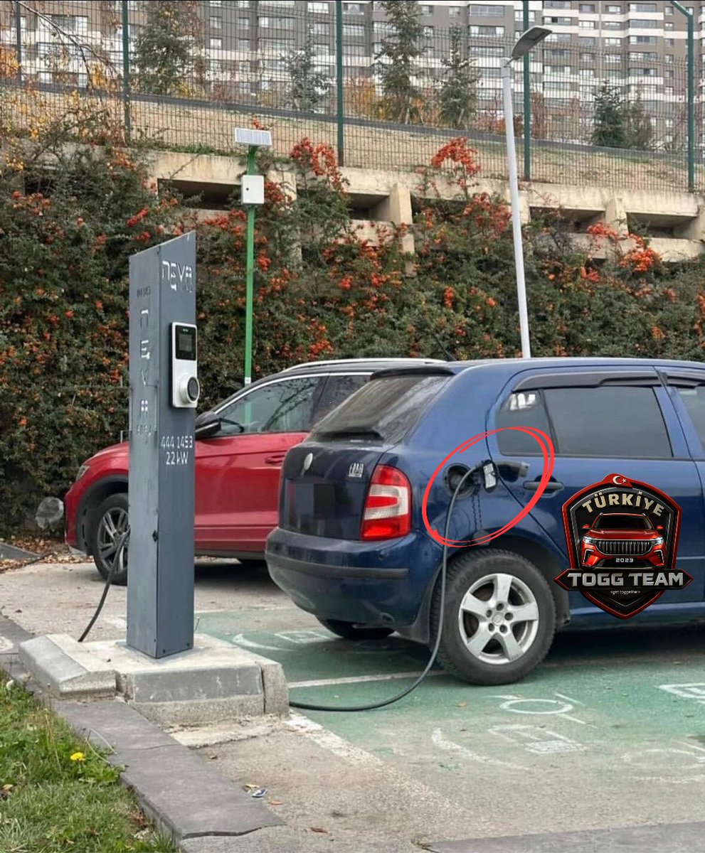 İlginç ama gerçek! Amerika'dan sonra bugün Ankara'da şarj istasyonunda görenleri hem güldüren hem de düşündüren bir olay yaşandı. Fosil yakıtlı bir araç, tüm ciddiyetiyle elektrikli araç şarj istasyonuna park etti… Yetmedi, istasyonun şarj soketini benzin depo kapağının üzerine