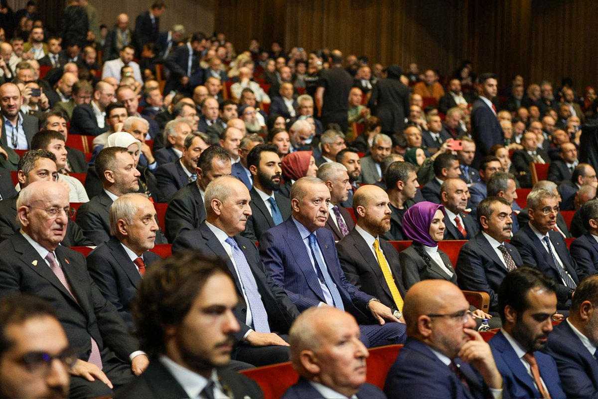 iyodulleri's tweet photo. Sayın Cumhurbaşkanımızın bu geceye teşrifleri, hem bizler için hem de bilime gönül veren herkes için ayrı bir anlam taşıyor.
Bilim insanlarına gösterdikleri hassasiyet ve verdikleri destek dolayısıyla ��ükranlarımızı sunuyoruz.

#İlimYaymaÖdülleri2025 https://t.co/1Tqybtaisv