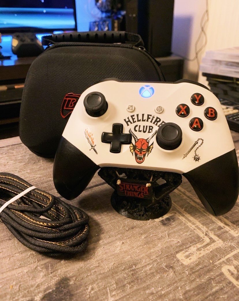 IMCherryPop's tweet photo. NOUVELLE MANETTE DISPONIBLE DANS LE STORE BLINDFORD GARAGE - 🔥HELLFIRE CLUB NEVER DIE 🔥

La dernière saison est là… rendons hommage à Eddie… une toute dernière fois.

🔥| Disponible ici : https://t.co/z3aZqKG4wI |🔥

⸻

#strangerthings #hellfireclub #eddiemunson https://t.co/Sqx91m3npZ