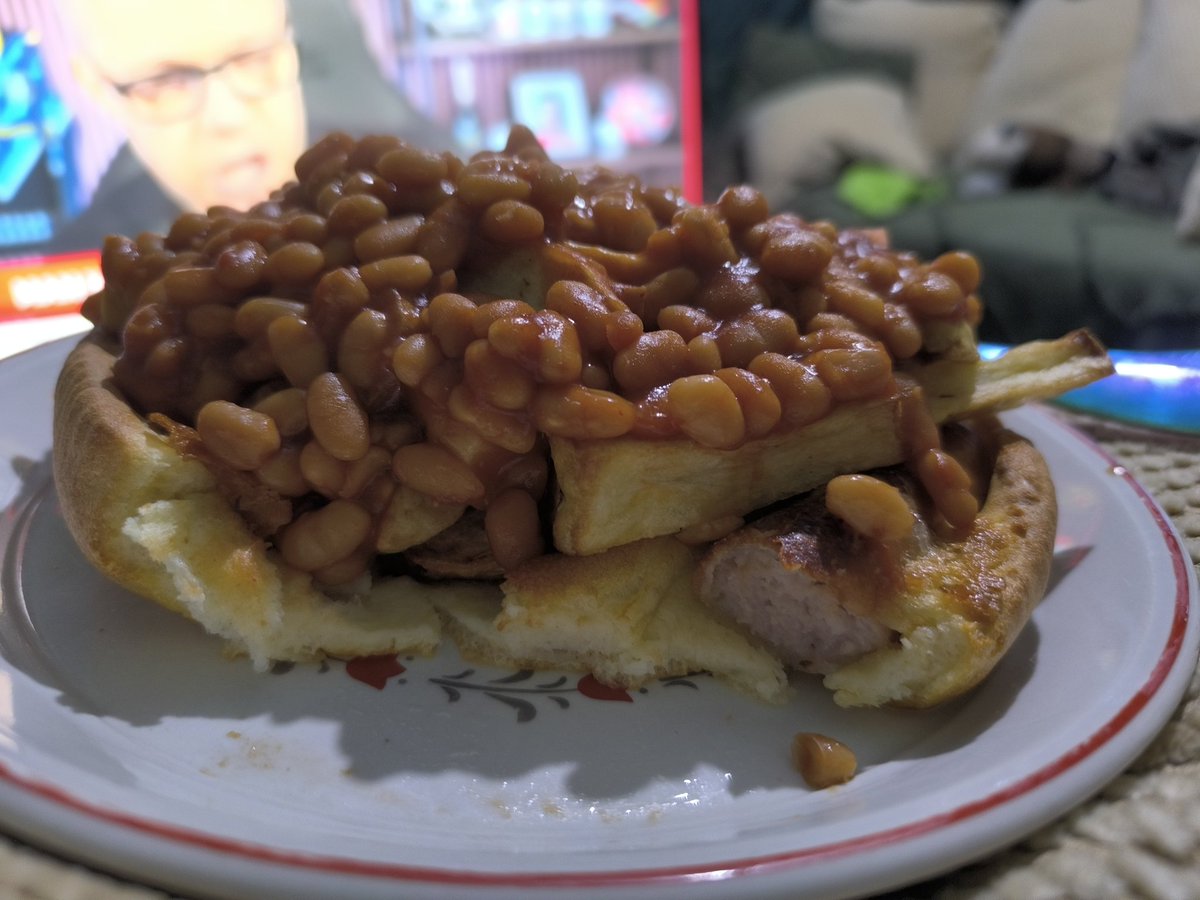 Trying to take a picture of my dinner and <a href="/markgoldbridge/">Mark Goldbridge</a> can't wait long enough to tuck in -_-