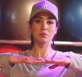 به هموطن خود بخاطر یک حجاب نمی گویند شهید
میگوند کشته جنگ
کی؟
آنها که در زمان جنگ از زیر لحاف حتی جرات نداشتن سر خود را بیرون بیاورند
آنهای که توییت التماسی در خصوص همدلی می زدند
آنهایی که نه غم خاک دارن نه غم وطن
انهای که سرتای وجودشان سیاهی است و بس