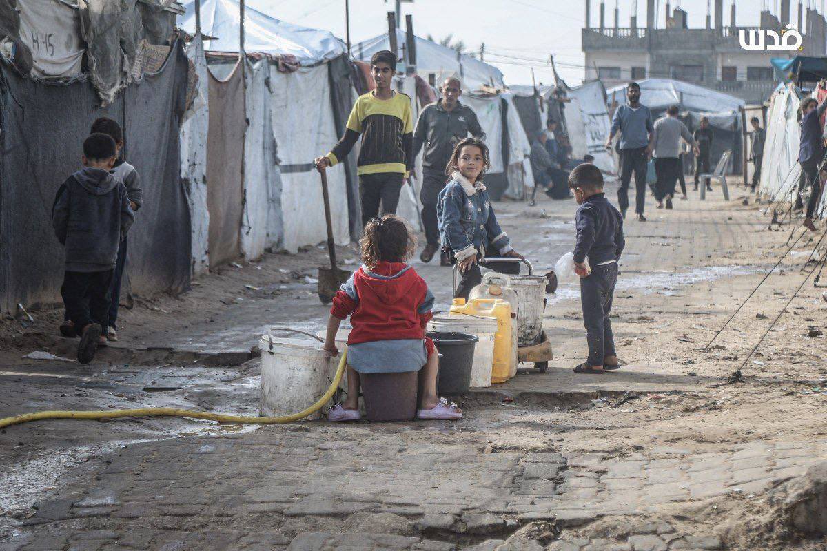 DmodosCutter's tweet image. Palestinian children try to obtain drinkable water in the Nuseirat refugee camp in central Gaza, amid difficult living conditions caused by the devastation of the ongoing Israeli war ok Gaza.