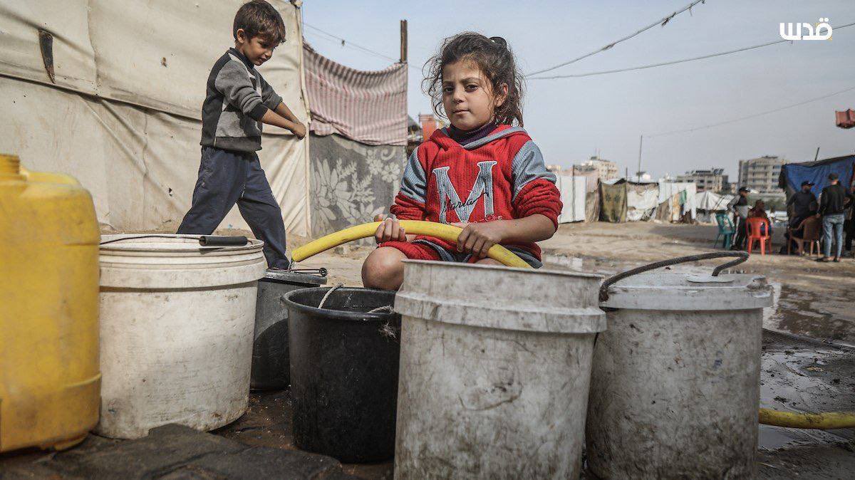 DmodosCutter's tweet image. Palestinian children try to obtain drinkable water in the Nuseirat refugee camp in central Gaza, amid difficult living conditions caused by the devastation of the ongoing Israeli war ok Gaza.