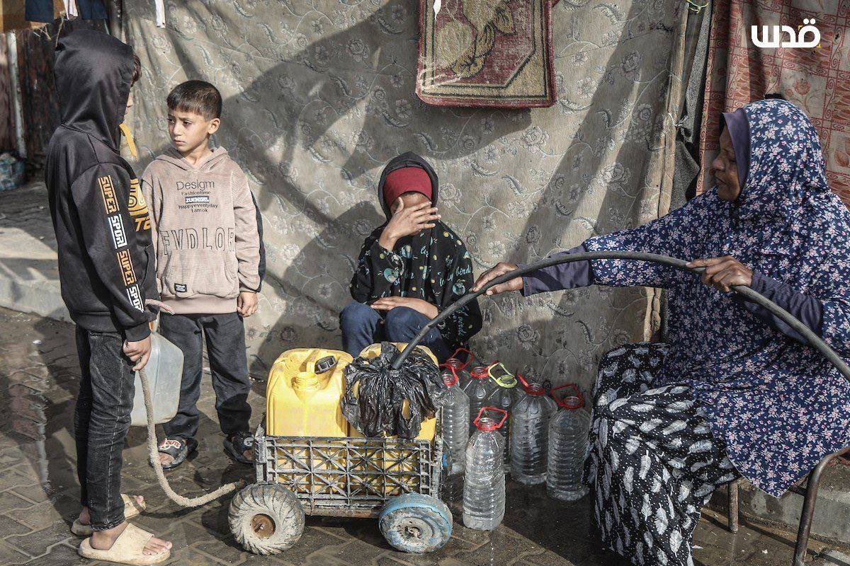 DmodosCutter's tweet image. Palestinian children try to obtain drinkable water in the Nuseirat refugee camp in central Gaza, amid difficult living conditions caused by the devastation of the ongoing Israeli war ok Gaza.