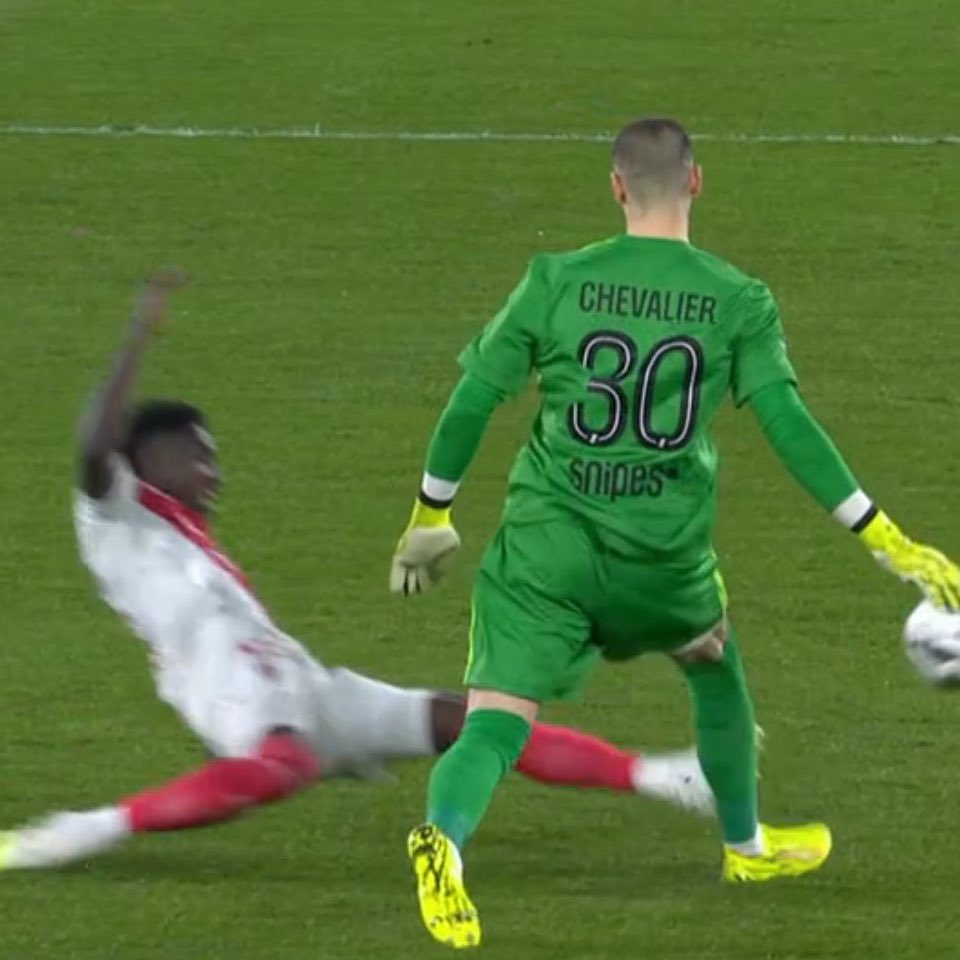 CanalSupporters's tweet image. 2 fois l’ASM.
2 fois sur des gardiens du PSG.
2 fois pas de carton rouge.

SCANDALEUX !!!